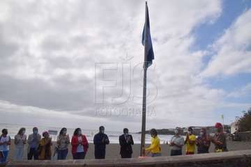 Izado de la bandera azul en Hoya del Pozo (foto TA/Francisco Javier Santana)